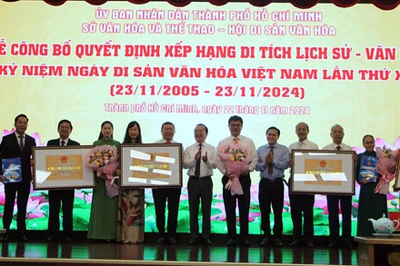 Trao bằng xếp hạng di tích cấp thành phố cho các đơn vị có công trình được xếp hạng.