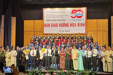 Tổng Bí thư Tô Lâm tặng hoa cho các nghệ sĩ tham gia chương trình. (Ảnh: H.N)