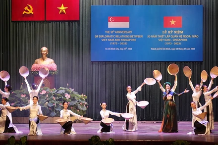 Một tiết mục nghệ thuật trong buổi lễ kỷ niệm.