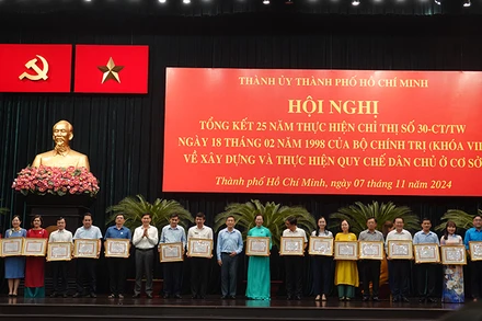 Khen thưởng cho các tập thể có thành tích xuất sắc trong việc thực hiện quy chế dân chủ ở cơ sở thời gian qua.