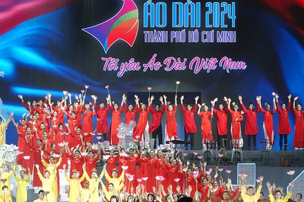 Chương trình khai mạc Lễ hội Áo dài Thành phố Hồ Chí Minh lần thứ 10 tạo ấn tượng cho công chúng.