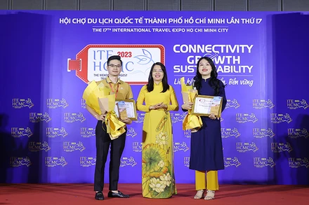 Bà Nguyễn Thị Ánh Hoa, Giám đốc Sở Du lịch Thành phố Hồ Chí Minh vinh danh các nhà tài trợ kim cương.