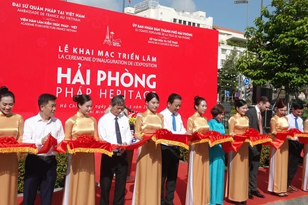 Nghi thức cắt băng khai mạc triển lãm.