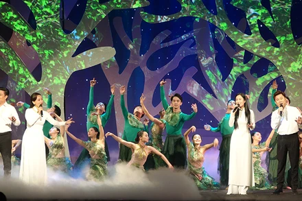 Các ca sĩ trình bày ca khúc "Một đời người một rừng cây" trong chương trình.