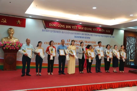 Trao giải Ba tập thể cho các đơn vị.