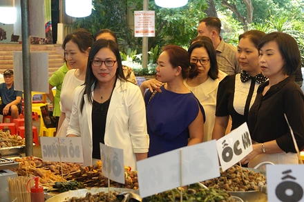 Các đại biểu tham quan các gian hàng ẩm thực.