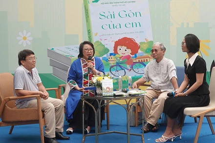 Giao lưu với các tác giả viết cho thiếu nhi tại chương trình.