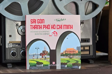 Bìa cuốn sách "Sài Gòn-Thành phố Hồ Chí Minh: Đổi thay qua những khung hình (1975-2025). (Ảnh nxb).