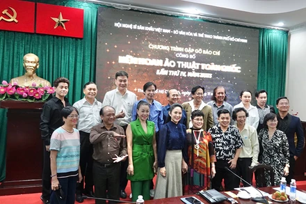 Các đại biểu, nghệ sĩ ảo thuật chụp ảnh lưu niệm tại buổi họp báo.