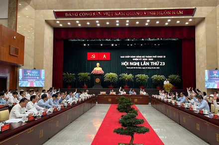 Các đại biểu biểu quyết thông qua nội dung hội nghị.