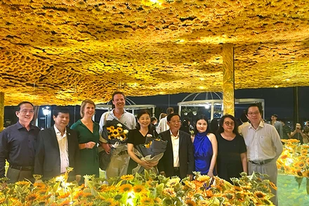 Các đại biểu chụp ảnh lưu niệm bên cánh đồng hoa hướng dương. Van Gogh có niềm đam mê mãnh liệt với loài hoa này.