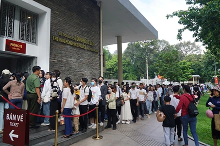 Du khách xếp hàng mua vé tham quan Di tích lịch sử Dinh Độc Lập trong dịp Lễ 2/9 năm nay. (Ảnh Thế Anh).
