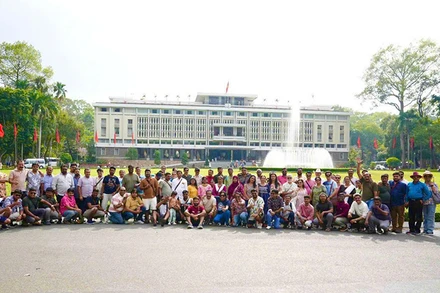 Đoàn khách tham quan Dinh Độc Lập.