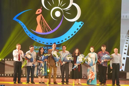 Lãnh đạo Thành phố tặng hoa cho các thành viên Ban giám khảo Vòng chung khảo.