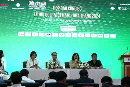 Đại diện ban tổ chức trả lời câu hỏi của phóng viên tại buổi họp báo.