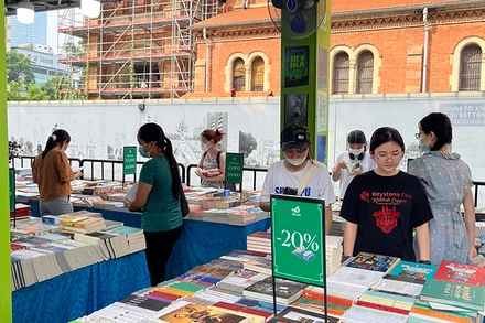 Khách tham quan tại các gian hàng trong Ngày Sách và Văn hóa đọc lần 2- năm 2023. 