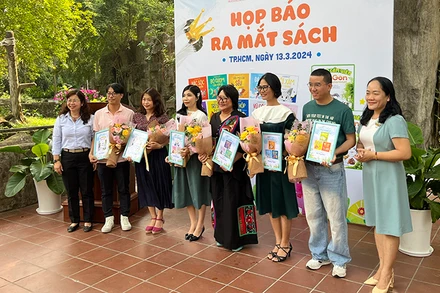 Ban tổ chức tặng hoa cho các tác giả tham gia bộ sách "Thiên nhiên kỳ thú".