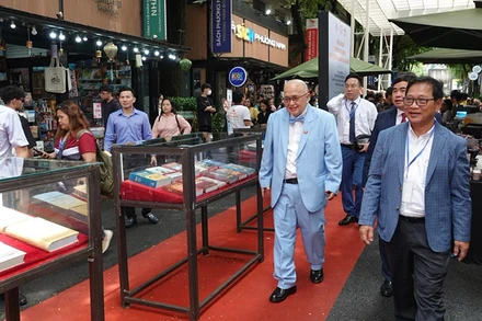 Các đại biểu tham quan Đường sách Thành phố Hồ Chí Minh.