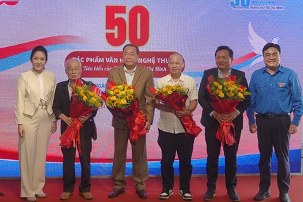 Đại biểu tặng hoa cho các nhân vật giao lưu. (Ảnh M.H)