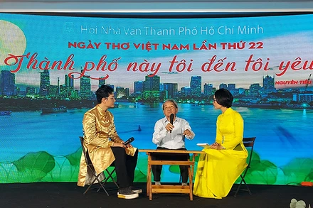 Giao lưu với nhà thơ Hoài Vũ trong chương trình thơ nhạc "Thành phố này tôi đến tôi yêu".