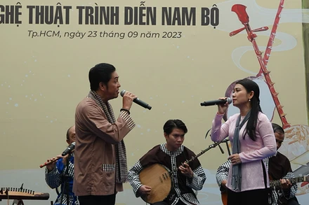 Các nghệ nhân trình bày hò lý Nam Bộ.
