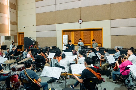 Các nghệ sĩ trong một buổi tập. (Ảnh: HBSO)