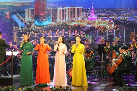 Các ca sĩ trình bày bản mashup với hai ca khúc "Tiếng hát từ thành phố mang tên Người-Đất nước vươn mình". (Ảnh: T.T)