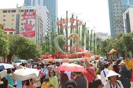 Đại cảnh Kim Tỵ-Ngân Tỵ sẽ được trưng bày tại đường đi bộ Nguyễn Huệ đến hết tháng 2. (Ảnh Thế Anh)