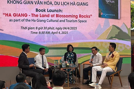 Các khách mời trong buổi tọa đàm về cuốn sách "Hà Giang - miền đá nở hoa".
