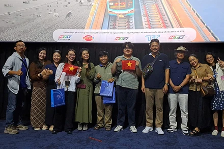 Khán giả chụp ảnh với ê kíp thực hiện bộ phim tài liệu "Vượt sóng" tại rạp BHD Thảo Điền. (ảnh TFS).