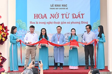 Nghi thức cắt băng khai mạc trưng bày. (Ảnh BTC).