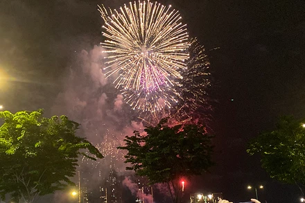 Pháo hoa rực rỡ ở trung tâm Thành phố Hồ Chí Minh. (Ảnh: MẠNH LINH)