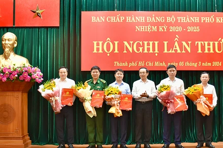 Đồng chí Nguyễn Văn Nên, Ủy viên Bộ Chính trị, Bí thư Thành ủy Thành phố Hồ Chí Minh trao quyết của Ban Bí thư cho 5 đồng chí tham gia vào Ban Chấp hành Đảng bộ Thành phố Hồ Chí Minh, nhiệm kỳ 2020-2025.