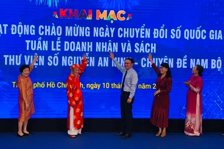 Các đại biểu thực hiện nghi thức khai mạc sự kiện.