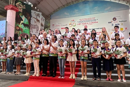 Các đại biểu tặng 50 chậu cây “sống đời” cho 50 học sinh tiêu biểu của 2 nước Việt Nam và Canada tại Thành phố Hồ Chí Minh.