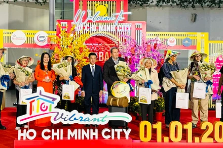 Lãnh đạo thành phố và sở du lịch chúc mừng những vị khách may mắn trên chuyến bay VN10 từ Pháp đến Thành phố Hồ Chí Minh của Hãng Hàng không Quốc gia Vietnam Airlines.