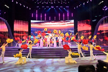 Ca khúc "Thành phố của những huyền thoại" mở đầu chương trình. (Ảnh: Quốc Thanh)