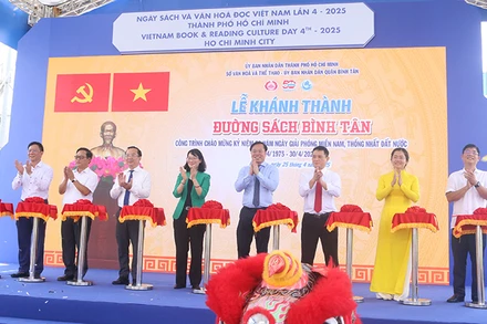 Các đại biểu thực hiện nghi thức cắt băng khánh thành đường sách Bình Tân. (Ảnh H.T)