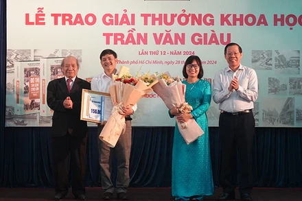 Trao Giải thưởng khoa học Trần Văn Giàu lần thứ 12 cho hai tác giải Võ Nguyên Phong và Cù Thị Dung.