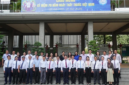 Đồng chí Nguyễn Trọng Nghĩa, Trưởng Ban Tuyên giáo và Dân vận Trung ương cùng đoàn công tác chụp ảnh lưu niệm với lãnh đạo, cán bộ, giảng viên Đại học Y dược Thành phố Hồ Chí Minh.