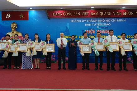 Ban Tổ chức trao Bằng khen của Ban Thường vụ Thành ủy Thành phố Hồ Chí Minh cho các tập thể.