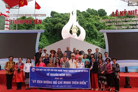 Đoàn văn nghệ sĩ Thành phố Hồ Chí Minh chụp ảnh với các đại biểu, Anh hùng lực lượng vũ trang nhân dân tại lễ Kỷ niệm 60 năm bến Vũng Rô tiếp nhận chuyến hàng đầu tiên của Tàu Không số vào bến.