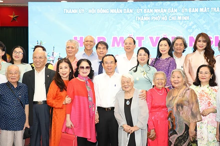 Lãnh đạo Thành phố Hồ Chí Minh chụp ảnh lưu niệm với văn nghệ sĩ tại buổi gặp gỡ. Ảnh: T.Tùng