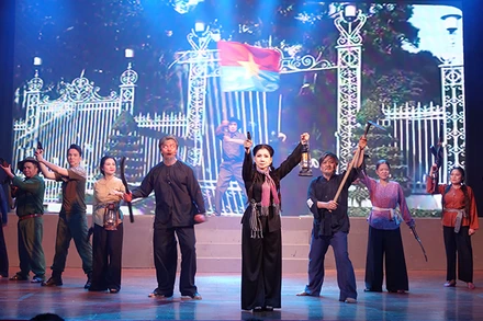 Vở Người ven đô mang lại nhiều cảm xúc cho khán giả mộ điệu.