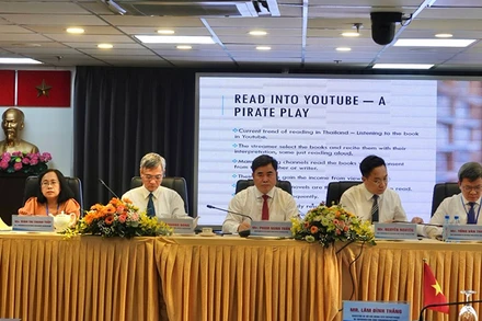 Các đại biểu chủ trì hội thảo.