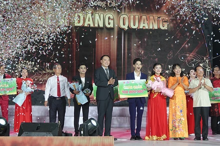 Ban tổ chức trao giải Nhất cho cặp đôi Vương Quan Trí và Phạm Mỹ Huyền.