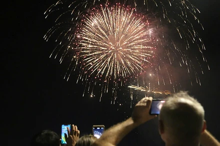 Người dân xem bắn pháo hoa tại Khu vực đầu hầm sông Sài Gòn trong dịp Tết Nguyên đán Ất Tỵ 2025. (Ảnh: Thế Anh)