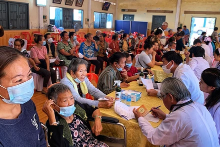Khám bệnh cho người dân tại tỉnh Khăm-Muồn, Cộng hòa dân chủ nhân dân Lào. (Ảnh: Ban Tổ chức)