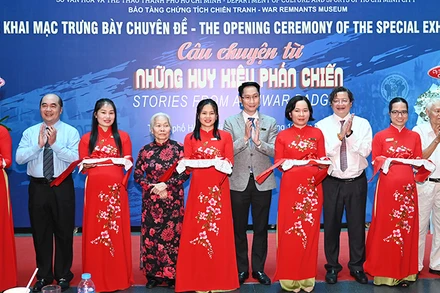 Nghi thức cắt băng khai mạc trưng bày chuyên đề "Câu chuyện từ những huy hiệu phản chiến". (Ảnh: Quốc Thanh)