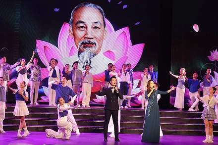 Nghệ sĩ Ưu tú Phạm Khánh Ngọc, ca sĩ Đào Mác trình bày ca khúc "Dâng Người ngàn hoa chiến công" của nhạc sĩ Chẩm Hồng Giang, ca khúc đạt giải Khuyến khích ở lĩnh vực Âm nhạc.